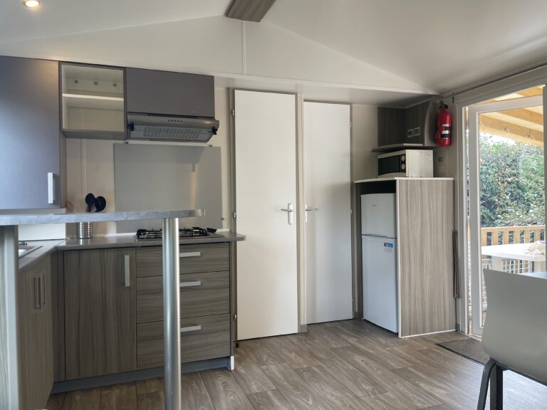 Visite et réservation du Mobil home XL à Vendres Plage dans l'Hérault pour location de vacances vision de la cuisine