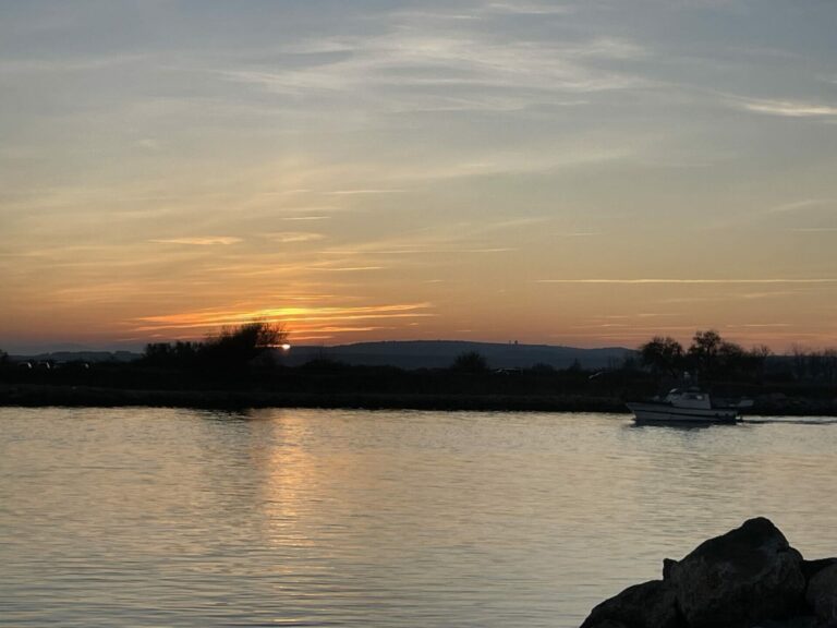 Visite autour de Vendres : Magnifique coucher de soleil sur le Port de Chichoulet à 2 km du Mobil home à Vendres plage